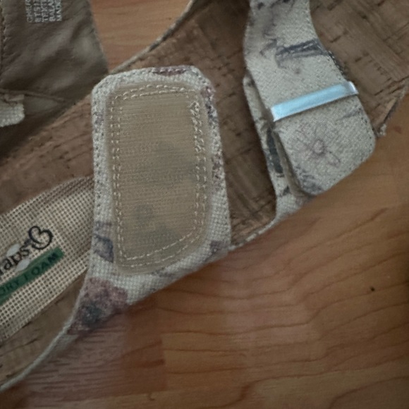 🍉Baretraps sandals 9 1/2 GUC, Velcro tan with floral pattern - Picture 5 of 10